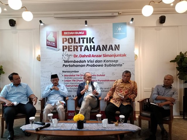 Acara bedah buku "Politik Pertahanan" di Kebayoran Baru, Jakarta Selatan, Jumat (5/1).  Foto: Zamachsyari/kumparan