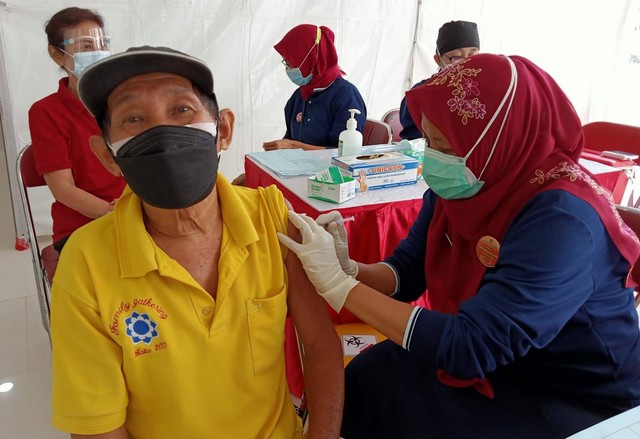 Pelaksanaan imunisasi COVID-19 di Surabaya beberapa waktu lalu. Foto: Masruroh/Basra