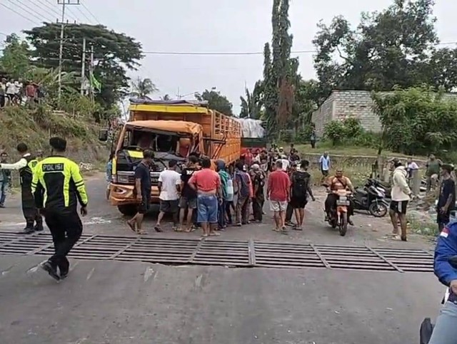 Dua truk tabrakan di Jalan Argopuro, tepatnya di perlintasan kereta api, masuk Desa Klatak, Kecamatan Kalipuro, Kabupaten Banyuwangi, Jumat (5/1/2024). Foto: Polres Banyuwangi