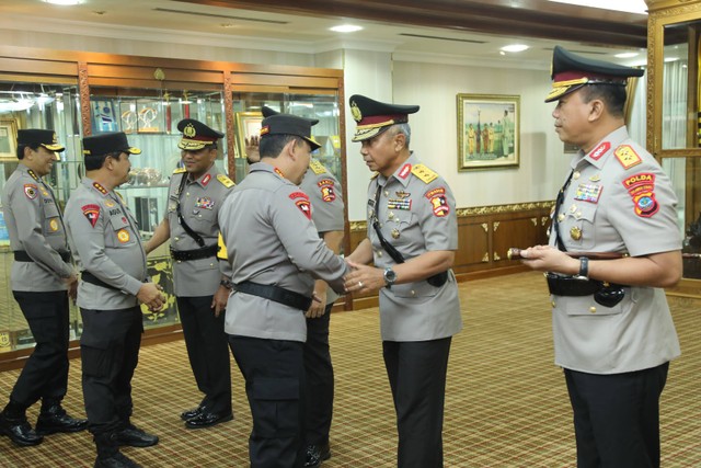 Kapolri Jenderal Listyo Sigit Prabowo memimpin upacara serah terima jabatan di Mabes Polri, Jakarta, Kamis (4/1).  Foto: Dok Polri
