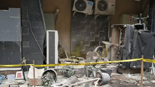 Dua orang teknisi Air Conditioner (AC) menjadi korban ledakan saat melakukan perbaikan di Ruko Golden Palace, Jalan Mayjen HR. Muhammad, Kecamatan Dukuh Pakis, Surabaya, Jumat (5/1/2024). Foto: BPBD Surabaya