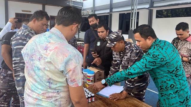 Kantor Imigrasi Tahuna dan Pangkalan TNI AL (Lanal) Tahuna saat melakukan koordinasi terkait penangkapan tiga orang WNI yang terjaring OTT dugaan Ilegal Entry dan penyelundupan barang tidak sah.