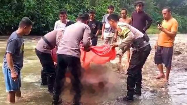 Proses evakuasi bocah hanyut di Kota Kotamobagu. (foto: dokumen polres kotamobagu)