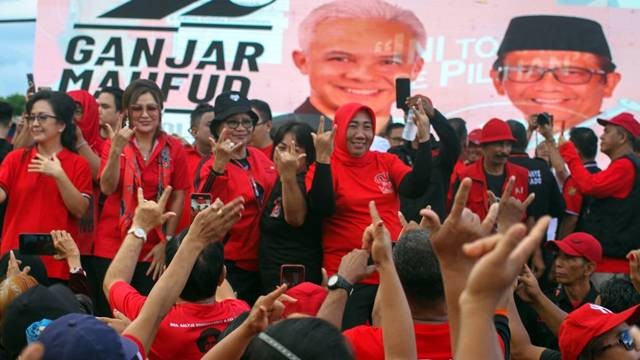 Kampanye perdana PDIP Kota Manado di Lapangan Malvinas Paal IV, Jumat (5/1).