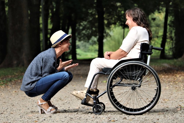 Foto: https://www.pexels.com/photo/woman-on-black-folding-wheelchair-2026764/