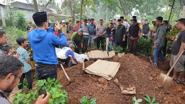 Suasana pemakaman Pramugara KA Turangga, Ardiansyah, yang meninggal dunia karena tabrakan kereta di Cicalengka, Sabtu (6/1). Foto: Rachmadi Rasyad/kumparan