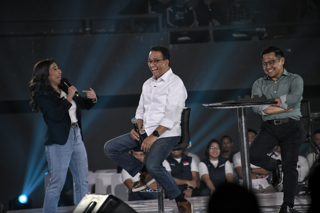 Capres-cawapres nomor urut 1 Anies Baswedan-Muhaimin Iskandar saat diroasting Kiky Saputri pada acara Resolusi Indonesia di Tennis Indoor Senayan, Jumat (5/1/2024). Foto: Dok. Istimewa