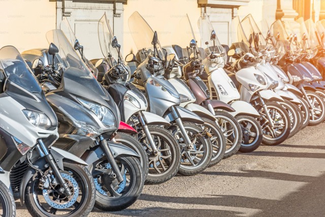 Tempat Sewa Motor Malang Dekat Stasiun. Foto: Unsplash/Unsplash+In collaboration with Getty Images