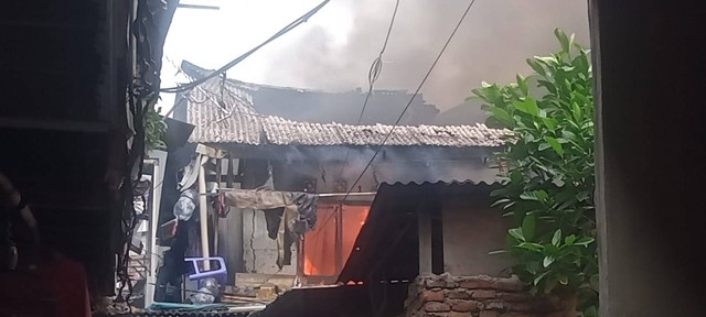 Kebakaran pemukiman padat penduduk di Tambora, Jakarta Barat, Sabtu (6/1). Foto: Dok. Istimewa