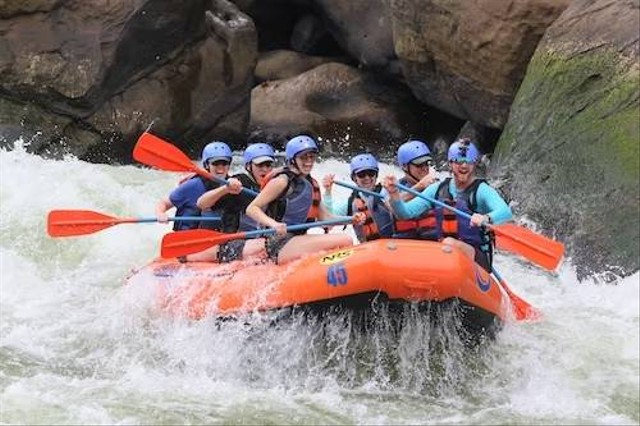 Ilustrasi Rafting di Bogor. Foto: Unsplash/Jacklope West.