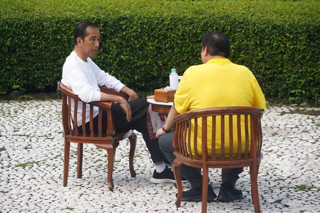 Presiden Joko Widodo dan Ketua Umum DPP Partai Golkar Airlangga Hartarto berbincang di lingkungan Istana Bogor, Sabtu (6/1) Foto: @golkar.indonesia