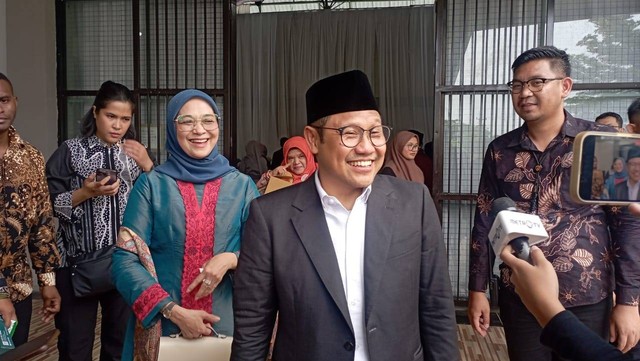 Cawapres nomor urut 1, Cak Imin saat diwawancarai wartawan usai hadiri acara pernikahan anak dari pengasuh Ponpes Tebuireng Jombang, Jawa Timur, Sabtu (6/1). Foto: Fadlan Nuril Fahmi/kumparan