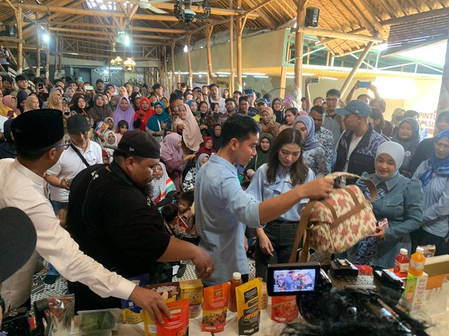 Cawapres nomor urut 2 Gibran Rakabuming Raka melakukan giat kampanye ke sentra Batik Trusmi Cirebon pada Sabtu (6/1/2024). Foto: Luthfi Humam/kumparan