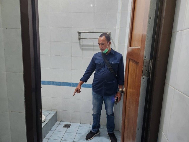 Toilet tempat ditemukannya jenazah perawat RS Elisabeth Ganjuran, Bantul. Foto: Dok. Polres Bantul