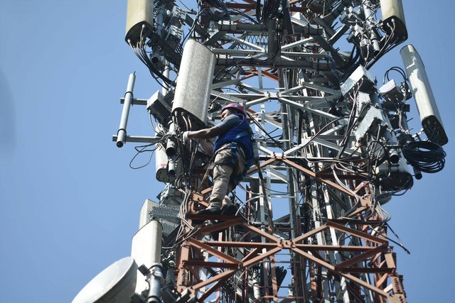 Teknisi XL Axiata melakukan pemeriksaan jaringan operator di salah satu menara BTS. Foto: XL Axiata