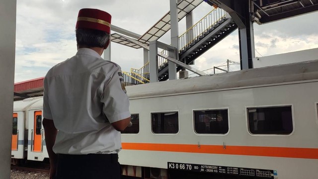 Suasana di Stasiun Haurpugur yang berangkatkan KA Commuterline. Foto: Rachmadi Rasyad/kumparan