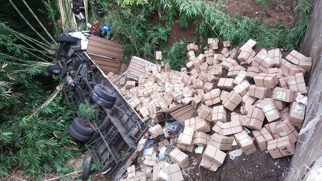 Sebuah truk pengangkut logistik pemilu mengalami kecelakaan di daerah Jambu, Kabupaten Semarang, Jawa Tengah. Foto: Dok. Istimewa