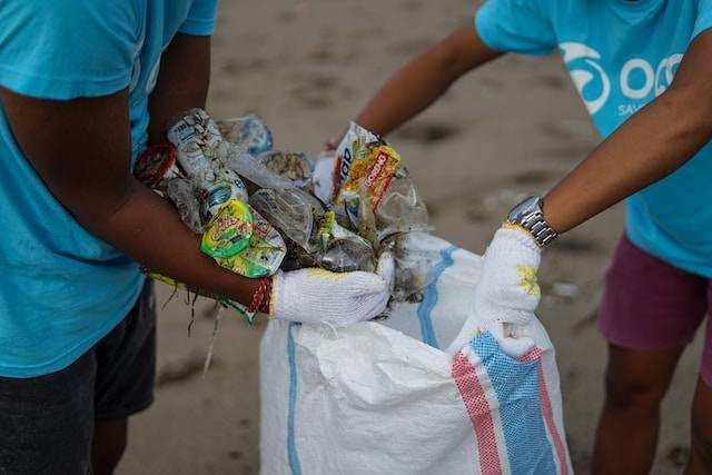 Ilustrasi macam-macam limbah plastik yang dapat didaur ulang. Foto: Unsplash/OCG Saving The Ocean