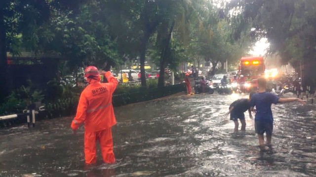 Banjir di kawasan Kebayoran Lama, Jakarta Selatan, pada Sabtu (6/1/2023) sore. Foto: Dok. BPBD DKI Jakarta