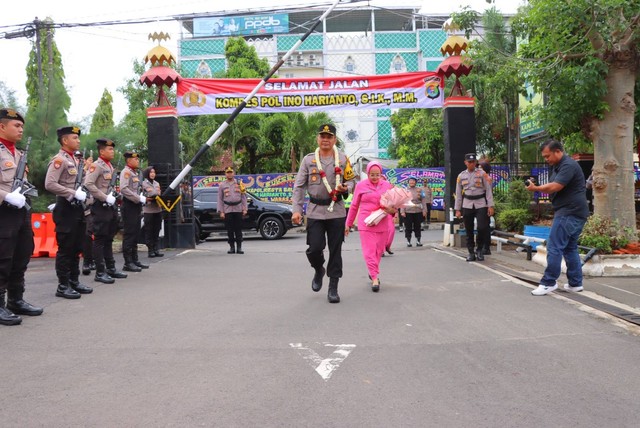 Kapolresta Bandar Lampung, Kombes Pol Abdul Waras didampingi Ketua Bhayangkari Cabang Kota Bandar Lampung Nyonya Neeva Abdul Waras. | Foto: Dok Polresta Bandar Lampung