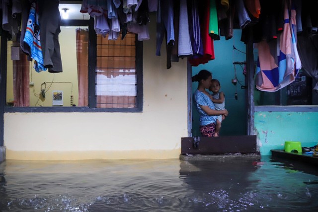 Banjir menggenangi permukiman di Jalan Rambai RT6/RW2, Kramat Pela, Kebayoran Baru, Jakarta Selatan, Sabtu (6/1/2024). Foto: Jamal Ramadhan/kumparan