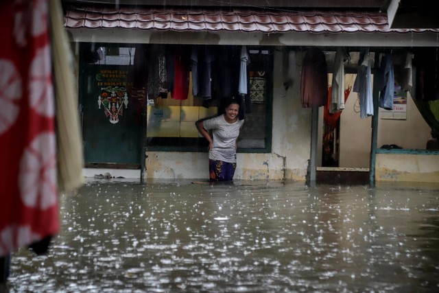 Banjir menggenangi permukiman di Jalan Rambai RT6/RW2, Kramat Pela, Kebayoran Baru, Jakarta Selatan, Sabtu (6/1/2024). Foto: Jamal Ramadhan/kumparan