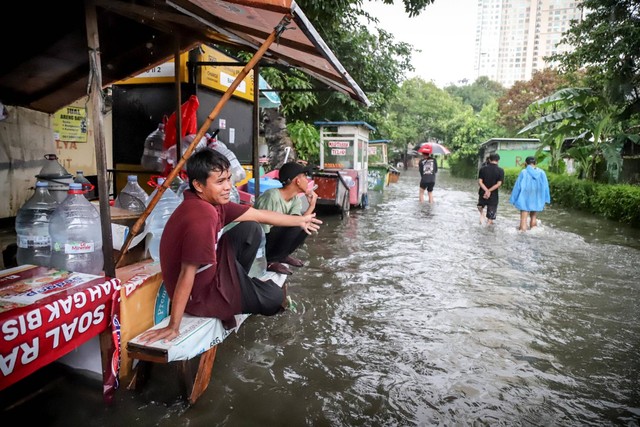 Banjir menggenangi permukiman di Jalan Rambai RT6/RW2, Kramat Pela, Kebayoran Baru, Jakarta Selatan, Sabtu (6/1/2024). Foto: Jamal Ramadhan/kumparan