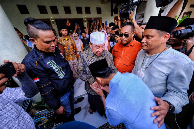 Cawapres nomor urut 2 Gibran Rakabuming bertemu Kiai Adib Rofiuddin Izza saat berkunjung ke Buntet Pesantren Cirebon, Sabtu (6/1/2024). Foto: Dok. Istimewa