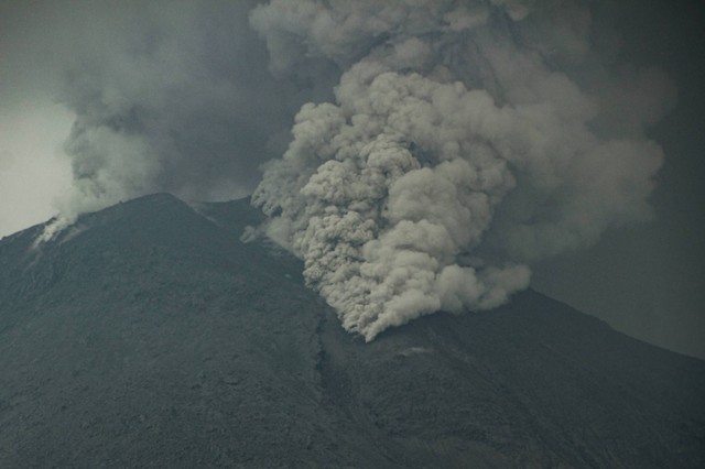 Gunung Lewotobi Laki-Laki mengeluarkan abu vulkanik terlihat di Kecamatan Wulanggitang, Kabupaten Flores Timur, NTT, Sabtu (6/1/2024). Foto: Mega Tokan/ANTARA FOTO