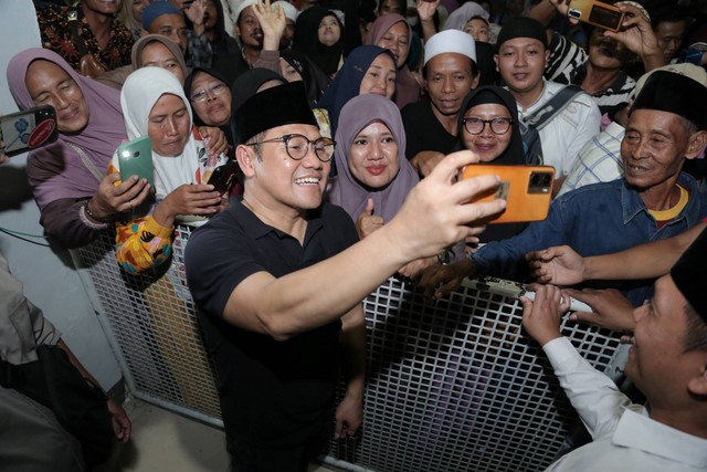 Calon wakil presiden nomor urut 1 Muhaimin Iskandar (tengah) berswafoto dengan warga saat berziarah ke Makam Sunan Ampel di Surabaya, Jawa Timur, Sabtu (6/1/2024). Foto: Moch Asim/ANTARA FOTO