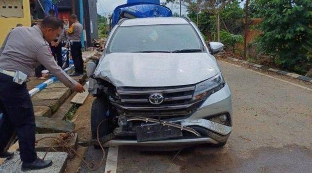 Mobil Toyota Rush Nopol B 2473 POZ yang dikendarai Ketua KPU Lubuklinggau, Foto : Istimewa