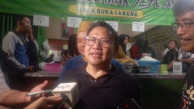 Cawapres nomor urut 1, Muhaimin Iskandar alias Cak Imin, traktir warga di Rumah Makan legendaris Sego Sambel Mak Yeye, Surabaya, Jawa Timur, Sabtu (6/1/2024). Foto: Fadlan Nuril Fahmi/kumparan