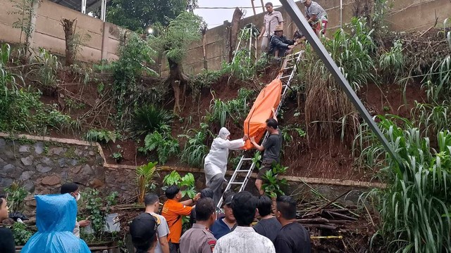 Evakuasi korban tersengat aliran listrik di di Perumahan Anyelir 3, Kalimulya, Cilodong, Kota Depok, Sabtu (6/1). Foto: Dok. Istimewa