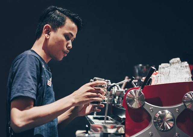 Warung kopi di Yogyakarta. Foto hanyalah ilustrasi, bukan tempat yang sebenarnya. Sumber: Unsplash/Handy Wicaksono