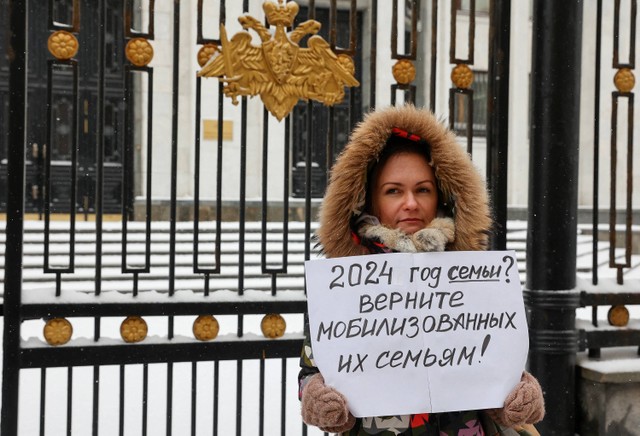 Istri seorang tentara Rusia saat protes di luar gedung kementerian pertahanan Rusia di Moskow, Rusia, 6 Januari 2024. Ia menuntut agar suaminya cepat dikembalikan dari zona perang. Foto: REUTERS/Stringer