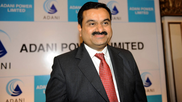 Ketua Grup Adani, Gautam Adani tersenyum setelah berbicara kepada media di Ahmedabad pada 21 Juli 2009.  Foto: SAM PANTHAKY / AFP