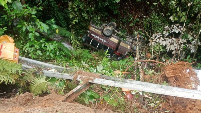 Bus di Tapanuli Utara, Sumatera Utara, terjun ke jurang. Foto: Dok. Polres Tapanuli Utara