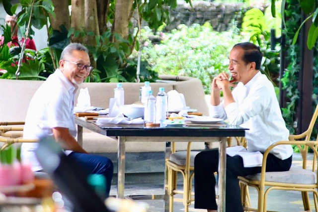 Menteri Perdagangan Zulkifli Hasan saat makan siang bersama Presiden Jokowi di Bogor, Minggu (7/1). Foto: Twitter/@ZUL_Hasan