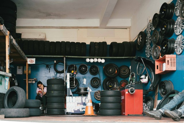 Toko ban mobil Jogja. Foto hanya ilustrasi, bukan tempat sebenarnya. Sumber: https://unsplash.com/