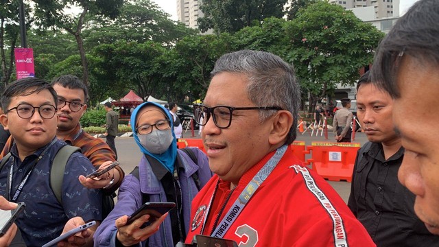 Sekjen PDIP Hasto Kristiyanto tiba di Istora Senayan GBK, Jakarta jelang debat ketiga, Minggu (7/1/2024). Foto: Luthfi Humam/kumparan