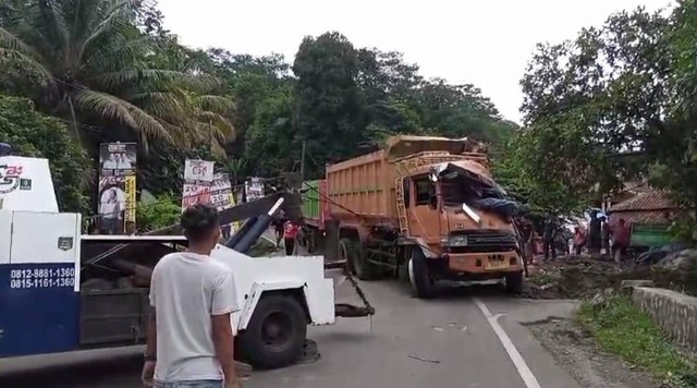 Kecelakaan truk tronton di Jalan Tanjakan Cibokor, Kecamatan Leuwisadeng, Kabupaten Bogor, Minggu ( 7/1). Dok Istimewa