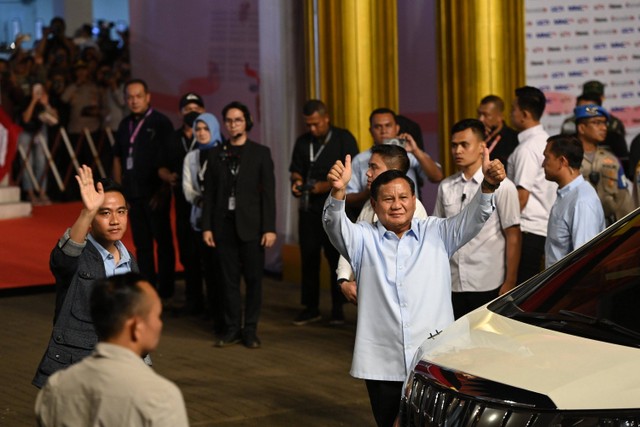 Capres-cawapres nomor urut dua Prabowo Subianto dan Gibran Rakabuming Raka berjalan tiba di lokasi debat ketiga Pilpres 2024 di Istora Senayan, Jakarta, Minggu (7/1/2024). Foto: Fakhri Hermansyah/ANTARA FOTO