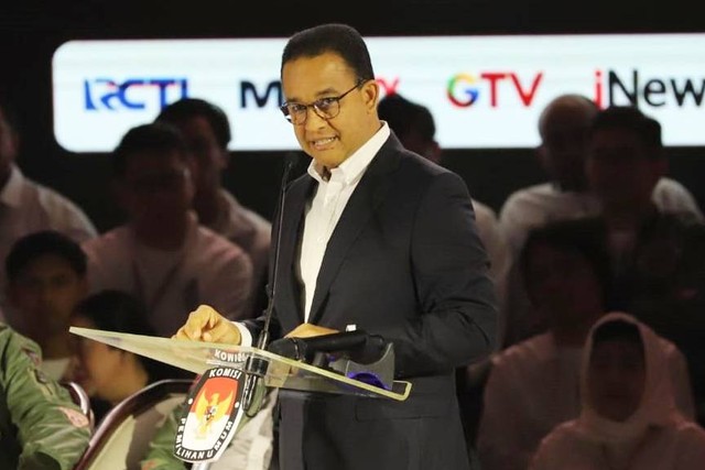 Calon presiden nomor urut 01 Anies Baswedan menyampaikan gagasannya saat debat debat ketiga Pilpres 2024 di Istora Senayan, Kompleks GBK, Jakarta Pusat, Minggu (7/1/2024).
 Foto: Iqbal Firdaus/kumparan