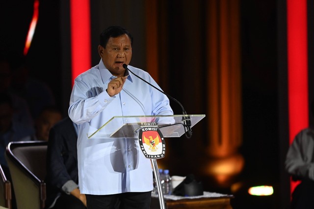 Calon presiden nomor urut 02 Prabowo Subianto menyampaikan gagasannya saat debat ketiga Pilpres 2024 di Istora Senayan, Kompleks GBK, Jakarta Pusat, Minggu (7/1/2024). Foto: Aditya Pradana Putra/ANTARA FOTO