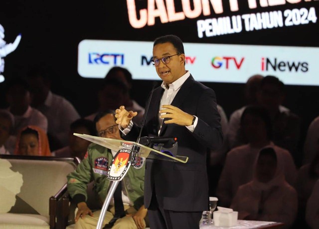 Calon presiden nomor urut 01 Anies Baswedan menyampaikan gagasannya saat debat debat ketiga Pilpres 2024 di Istora Senayan, Kompleks GBK, Jakarta Pusat, Minggu (7/1/2024). Foto: Iqbal Firdaus/kumparan