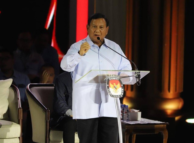 Calon presiden nomor urut 02 Prabowo Subianto menyampaikan gagasannya saat debat ketiga Pilpres 2024 di Istora Senayan, Kompleks GBK, Jakarta Pusat, Minggu (7/1/2024). Foto: Iqbal Firdaus/kumparan