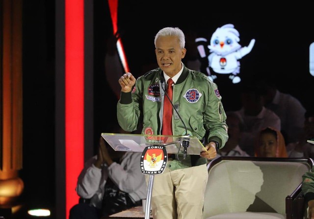 Calon presiden nomor urut 03 Ganjar Pranowo menyampaikan gagasannya saat debat ketiga Pilpres 2024 di Istora Senayan, Kompleks GBK, Jakarta Pusat, Minggu (7/1/2024). Foto: Iqbal Firdaus/kumparan