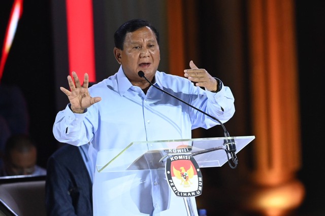 Calon presiden nomor urut 02 Prabowo Subianto menyampaikan gagasannya saat debat ketiga Pilpres 2024 di Istora Senayan, Kompleks GBK, Jakarta Pusat, Minggu (7/1/2024). Foto: Aditya Pradana Putra/ANTARA FOTO