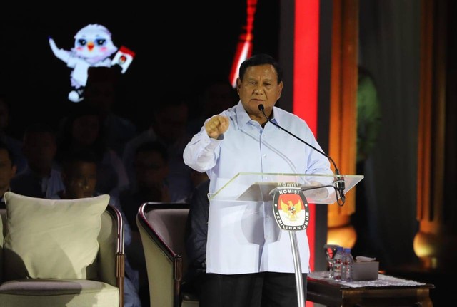 Calon presiden nomor urut 02 Prabowo Subianto menyampaikan gagasannya saat debat ketiga Pilpres 2024 di Istora Senayan, Kompleks GBK, Jakarta Pusat, Minggu (7/1/2024). Foto: Iqbal Firdaus/kumparan