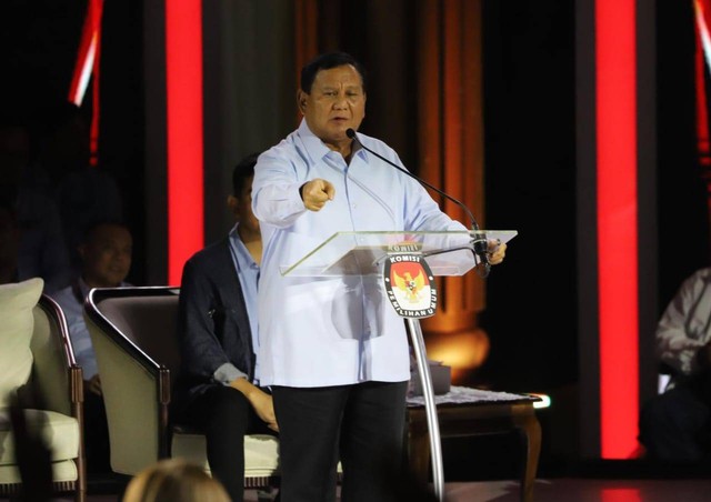 Capres nomor urut dua Prabowo Subianto menyampaikan pendapat saat adu gagasan dalam debat ketiga Pilpres 2024 di Istora Senayan, Jakarta, Minggu (7/1/2024). Foto: Iqbal Firdaus/kumparan